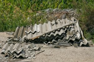 Lastre di amianto abbandonate lungo una strada